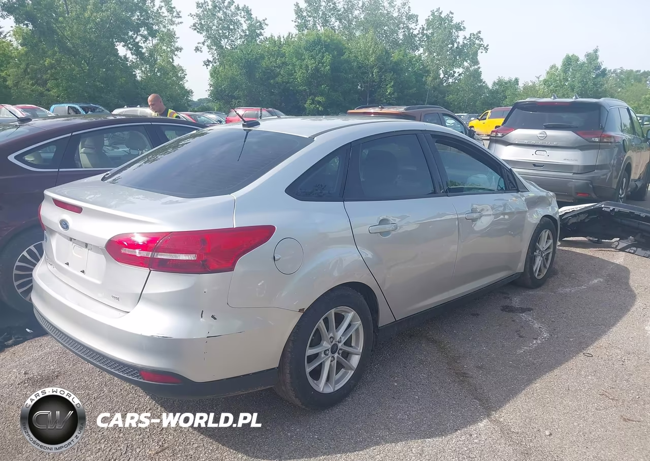2017 Ford Focus Se VIN:1FADP3F27HL318723 - 4