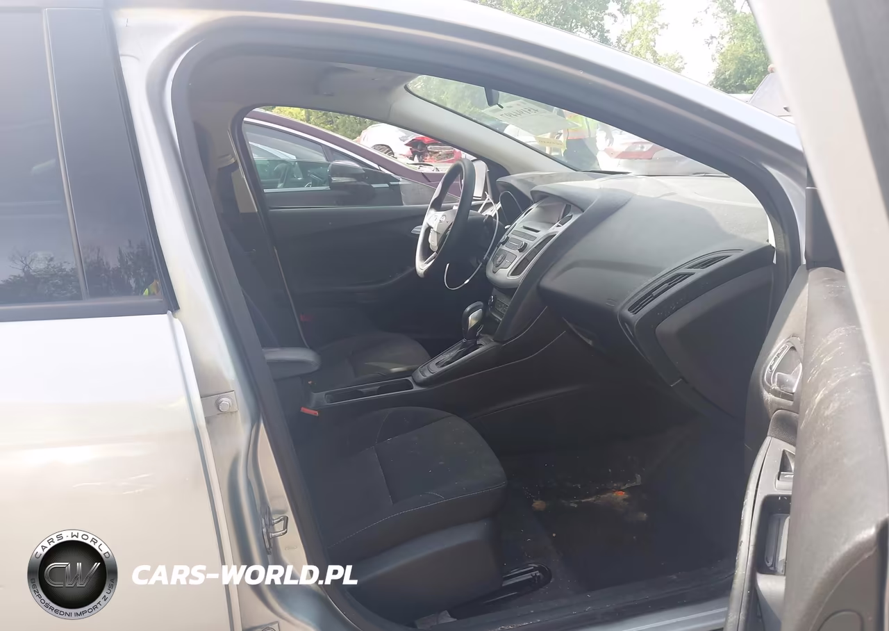 2017 Ford Focus Se VIN:1FADP3F27HL318723 - 5