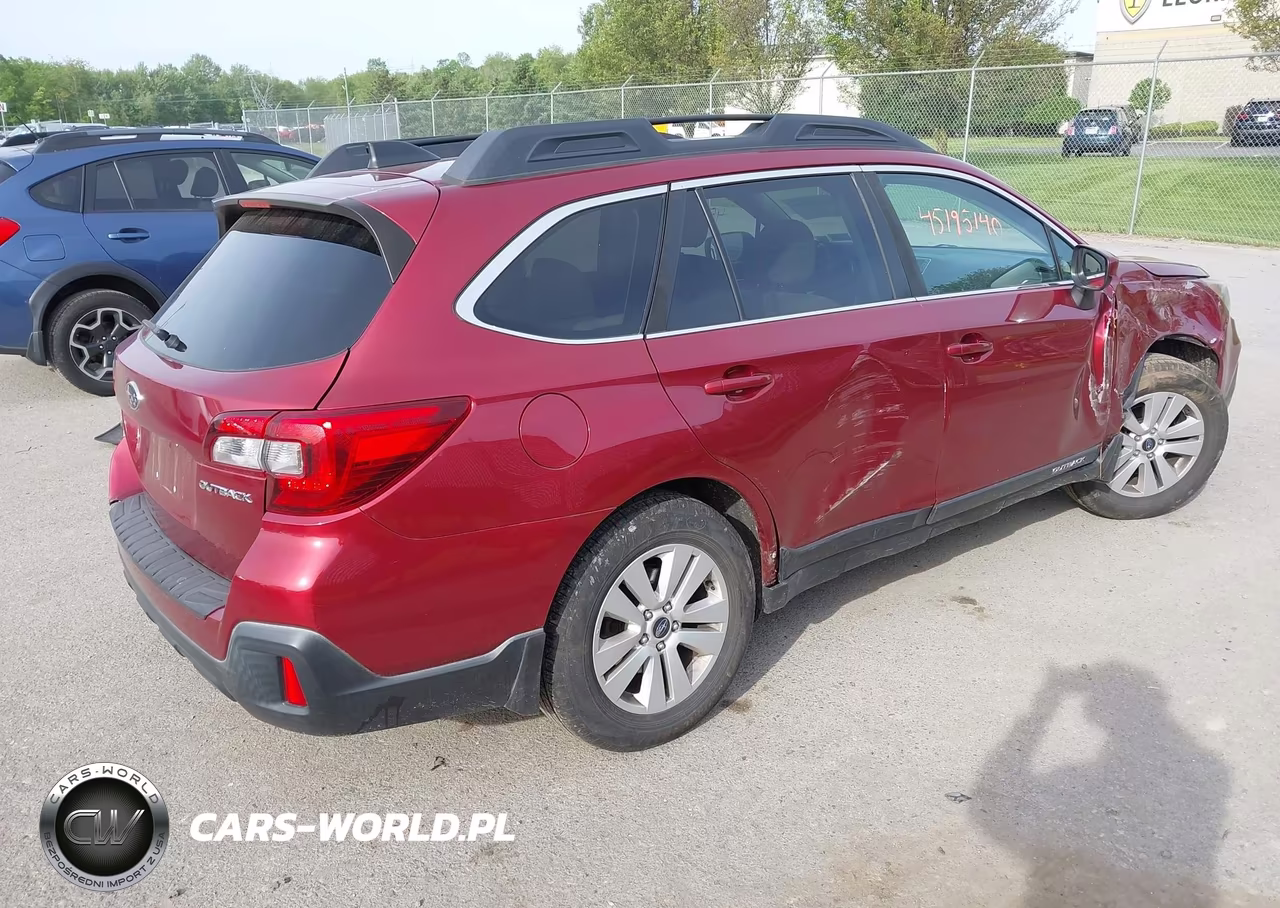 2018 Subaru Outback 2.5I Premium VIN:4S4BSACC6J3351103 - 4