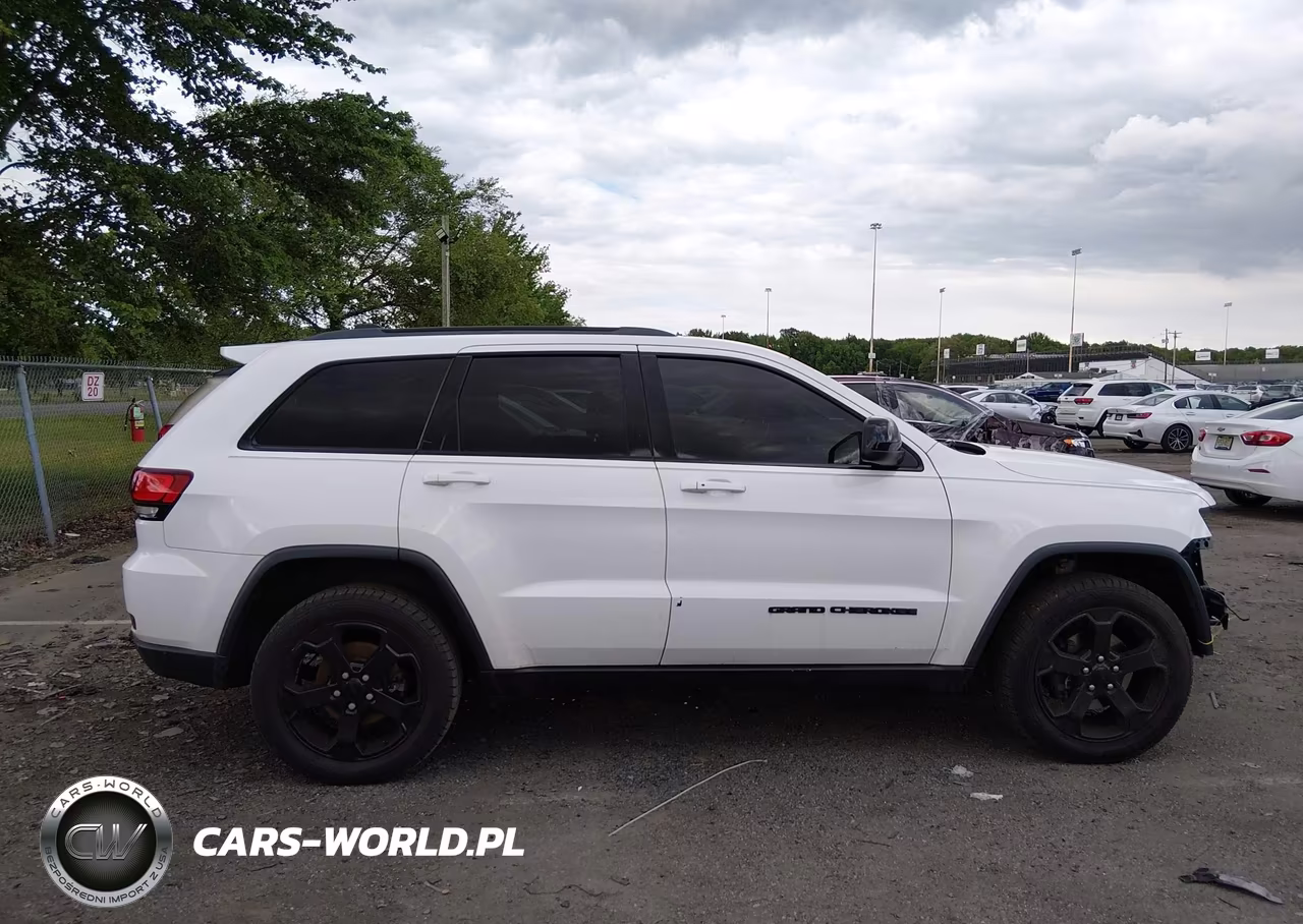 2018 Jeep Grand Cherokee Upland 4X4 VIN:1C4RJFAG3JC479565 - 13