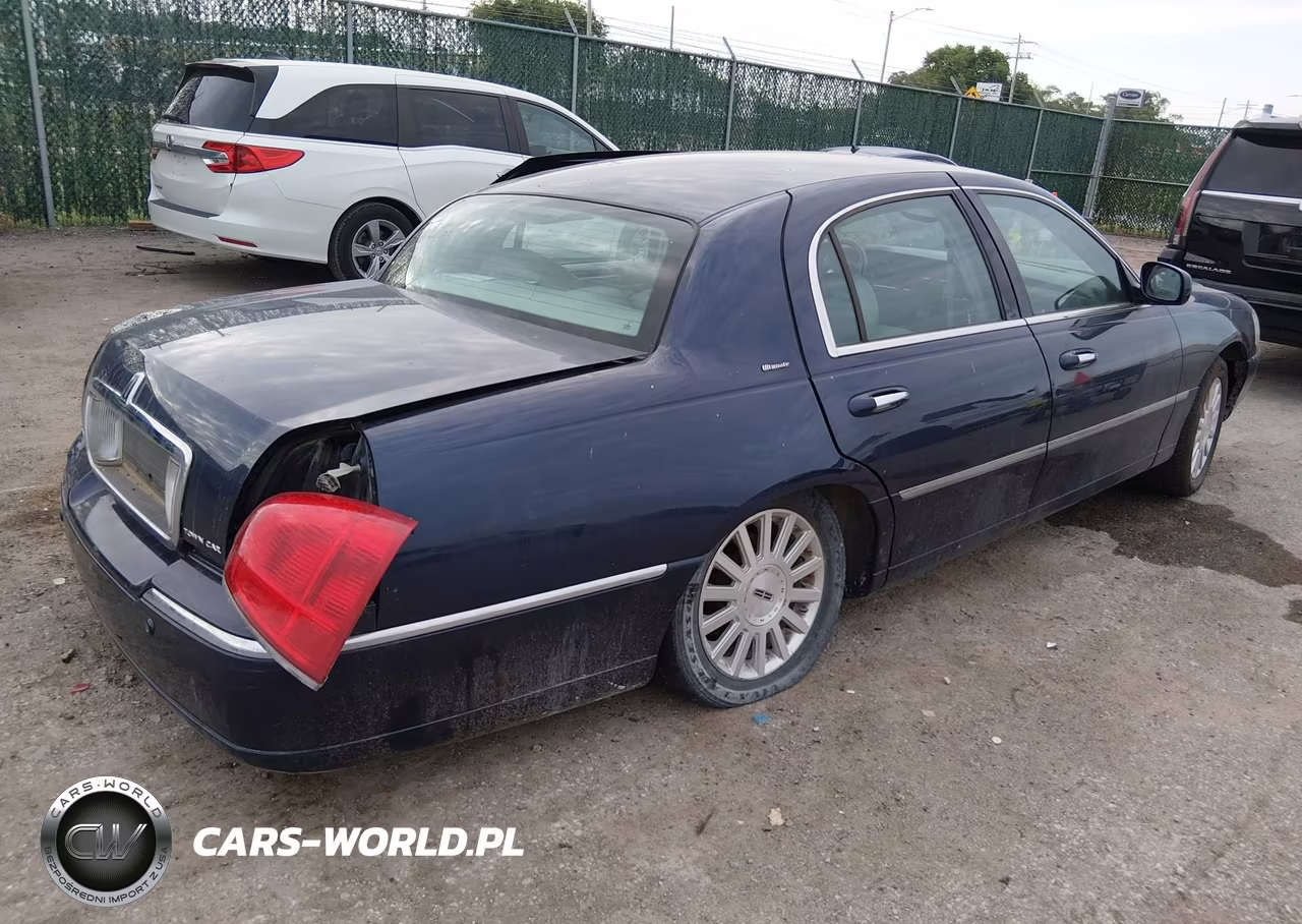 2004 Lincoln Town Car Ultimate VIN:1LNHM83W94Y670610 - 4