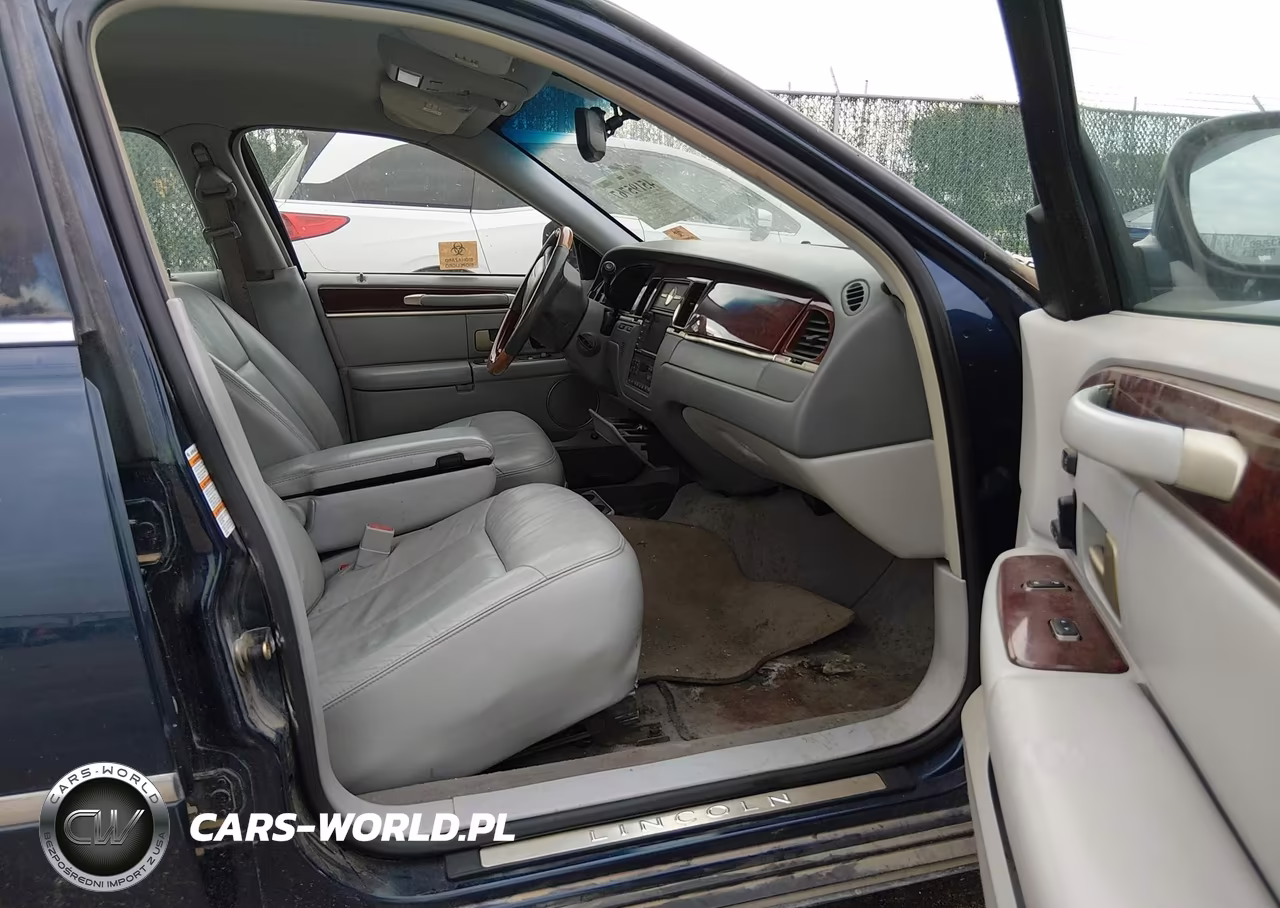 2004 Lincoln Town Car Ultimate VIN:1LNHM83W94Y670610 - 5