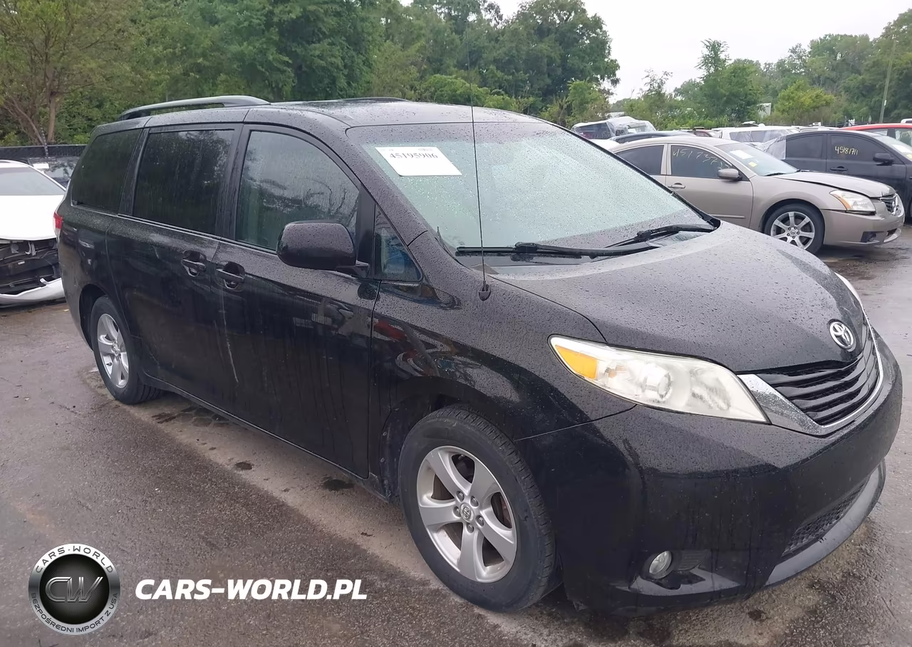 2012 Toyota Sienna Le V6 8 Passenger