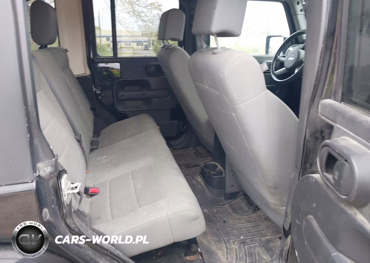 2008 Jeep Wrangler Unlimited Sahara VIN:1J4GA59138L503899 - 8