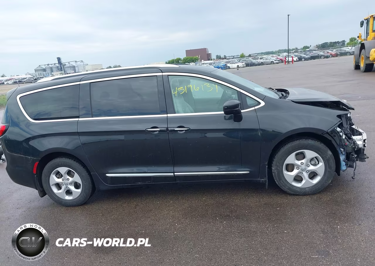 2017 Chrysler Pacifica Touring-L Plus VIN:2C4RC1EG6HR837699 - 14