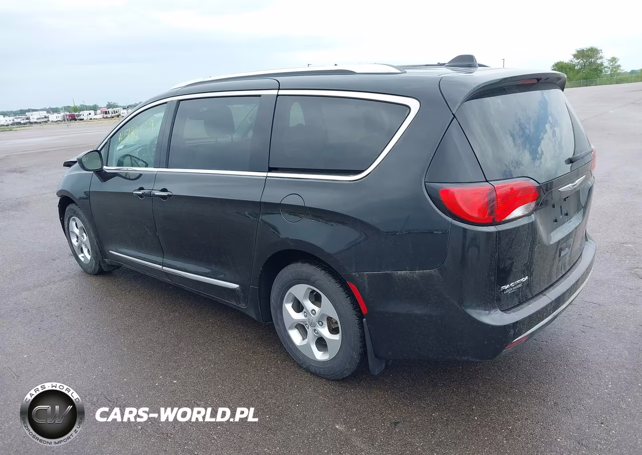 2017 Chrysler Pacifica Touring-L Plus VIN:2C4RC1EG6HR837699 - 3