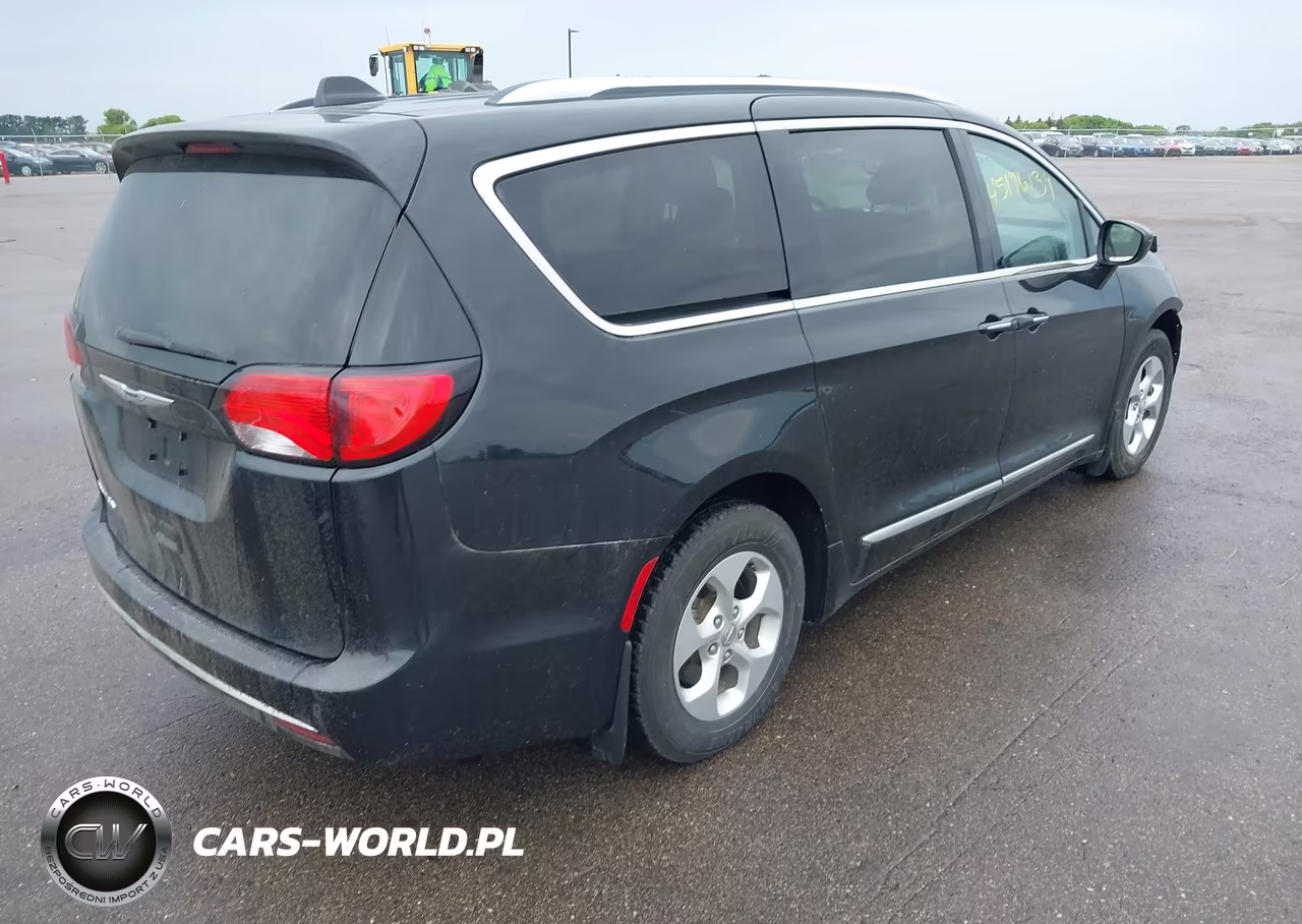 2017 Chrysler Pacifica Touring-L Plus VIN:2C4RC1EG6HR837699 - 4