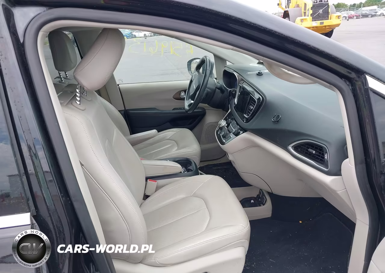 2017 Chrysler Pacifica Touring-L Plus VIN:2C4RC1EG6HR837699 - 5
