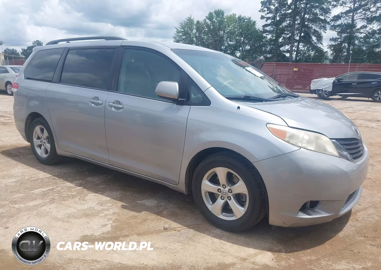 2014 Toyota Sienna Le V6 8 Passenger
