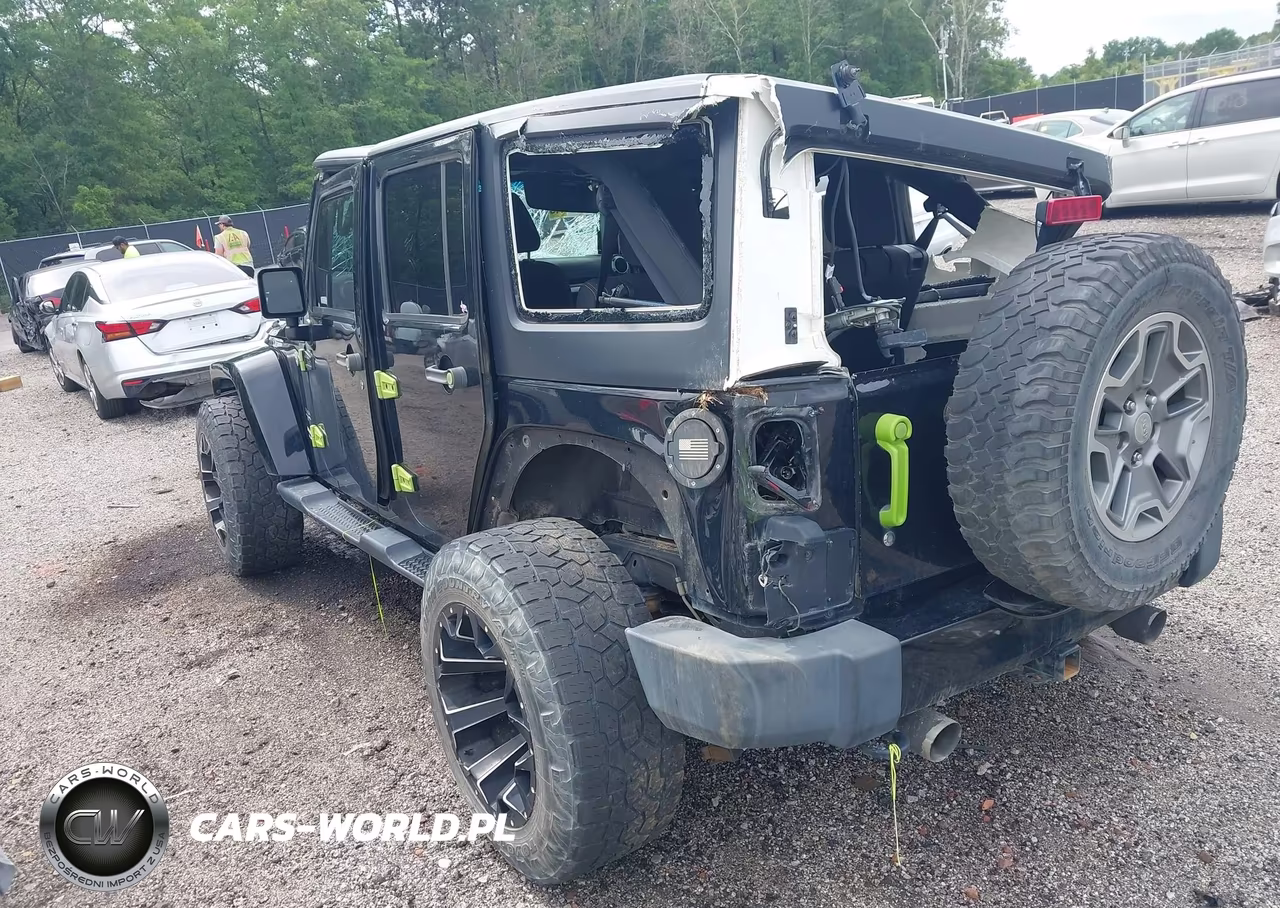 2017 Jeep Wrangler Unlimited Sahara 4X4 VIN:1C4BJWEG3HL623413 - 3