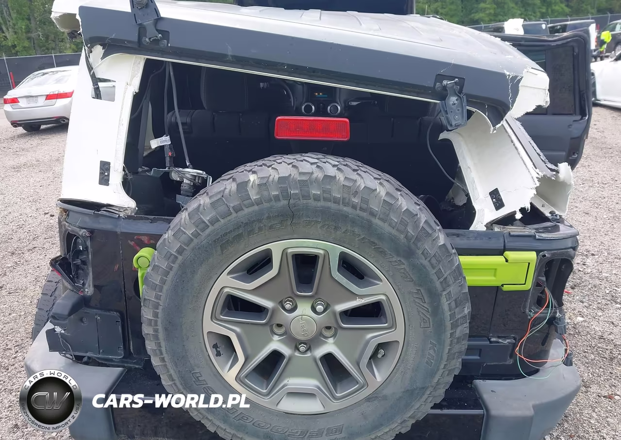 2017 Jeep Wrangler Unlimited Sahara 4X4 VIN:1C4BJWEG3HL623413 - 6