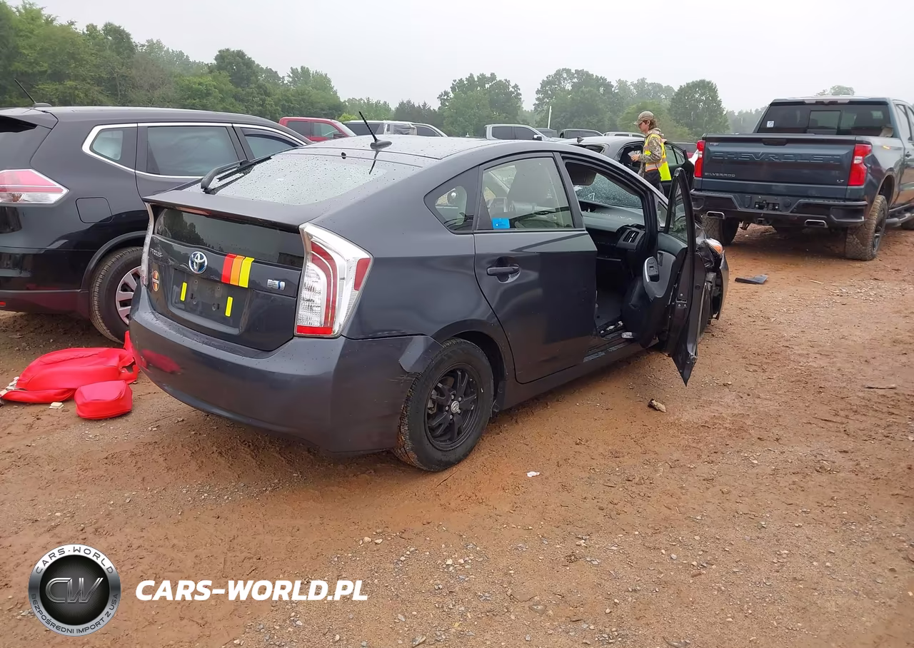 2013 Toyota Prius Three VIN:JTDKN3DU2D5643385 - 4