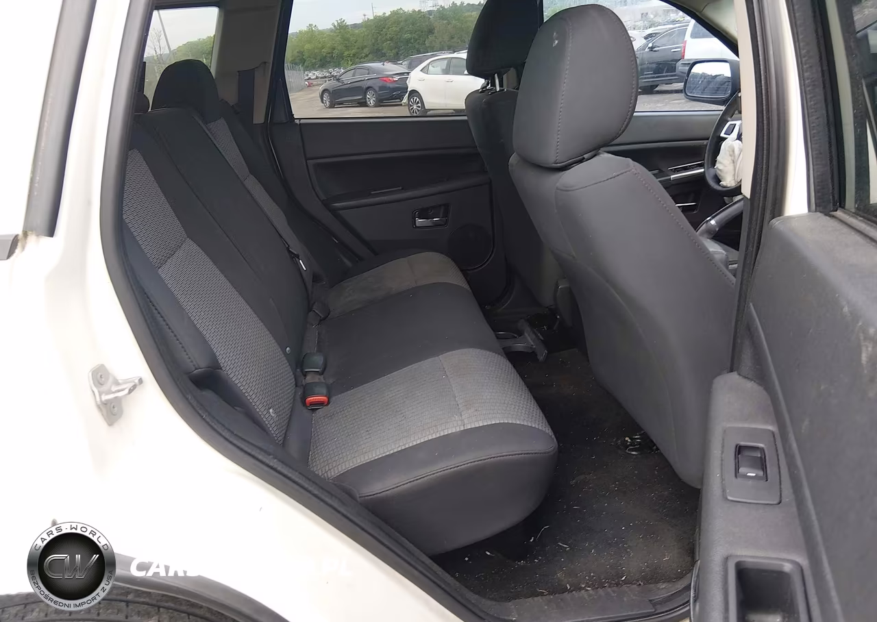 2010 Jeep Grand Cherokee Laredo VIN:1J4PR4GK7AC160731 - 8