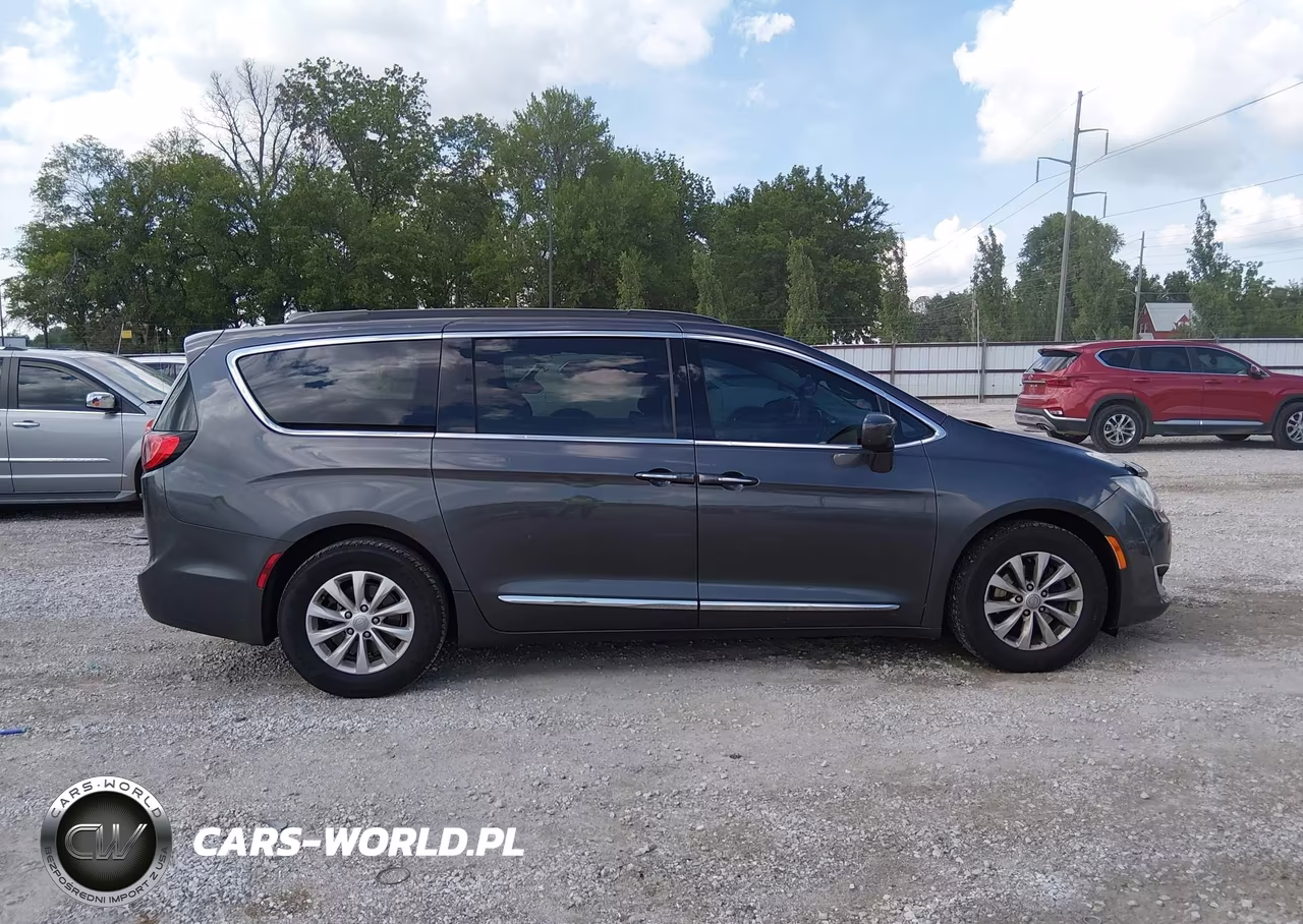 2017 Chrysler Pacifica Touring-L VIN:2C4RC1BG5HR667663 - 13