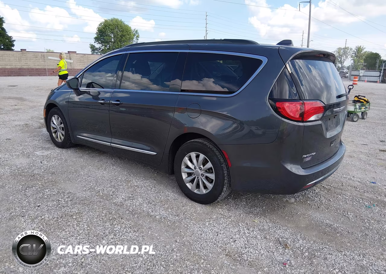 2017 Chrysler Pacifica Touring-L VIN:2C4RC1BG5HR667663 - 3