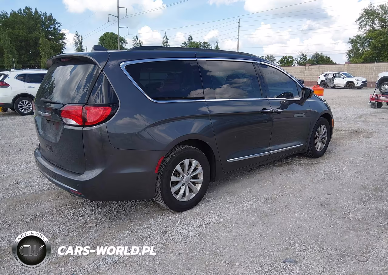2017 Chrysler Pacifica Touring-L VIN:2C4RC1BG5HR667663 - 4