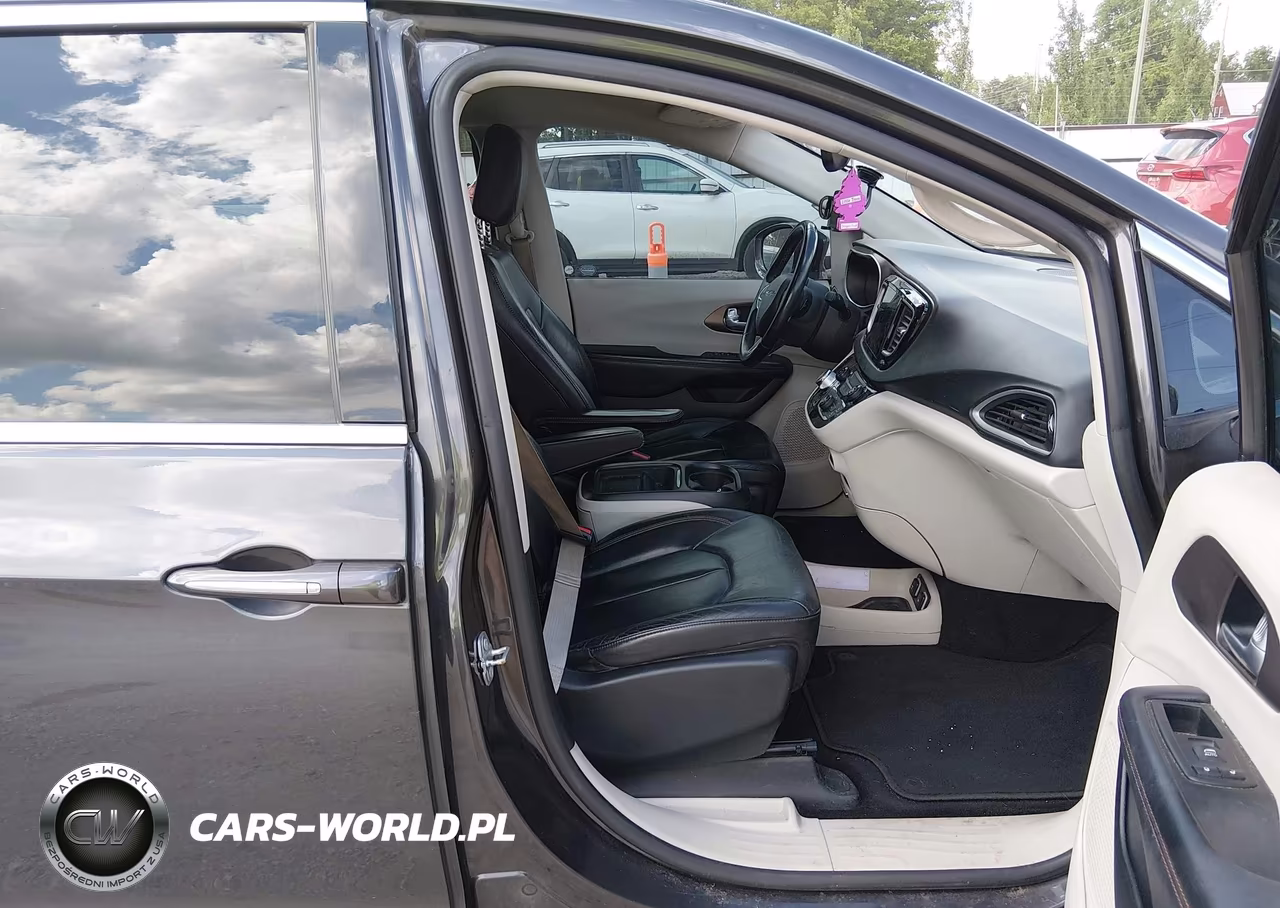 2017 Chrysler Pacifica Touring-L VIN:2C4RC1BG5HR667663 - 5