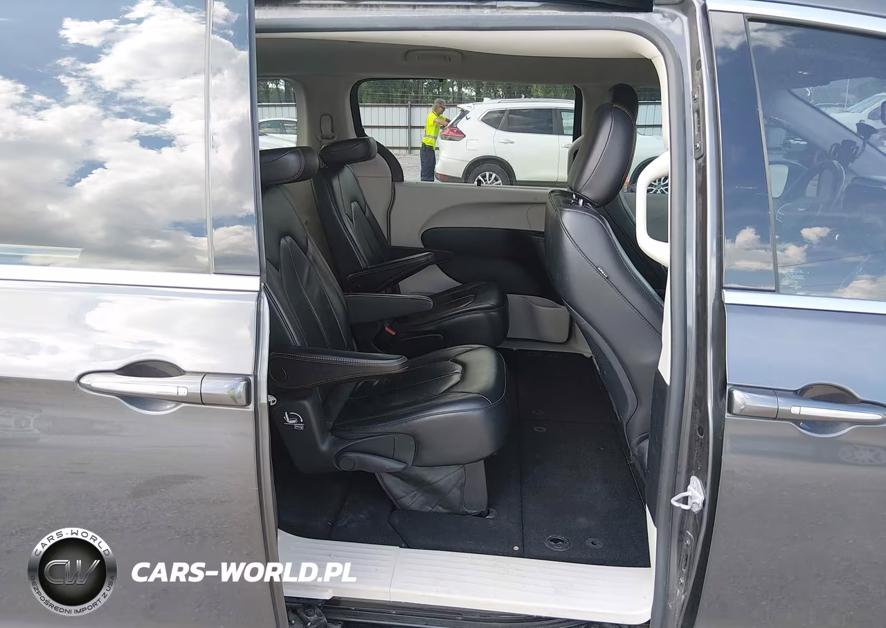 2017 Chrysler Pacifica Touring-L VIN:2C4RC1BG5HR667663 - 8