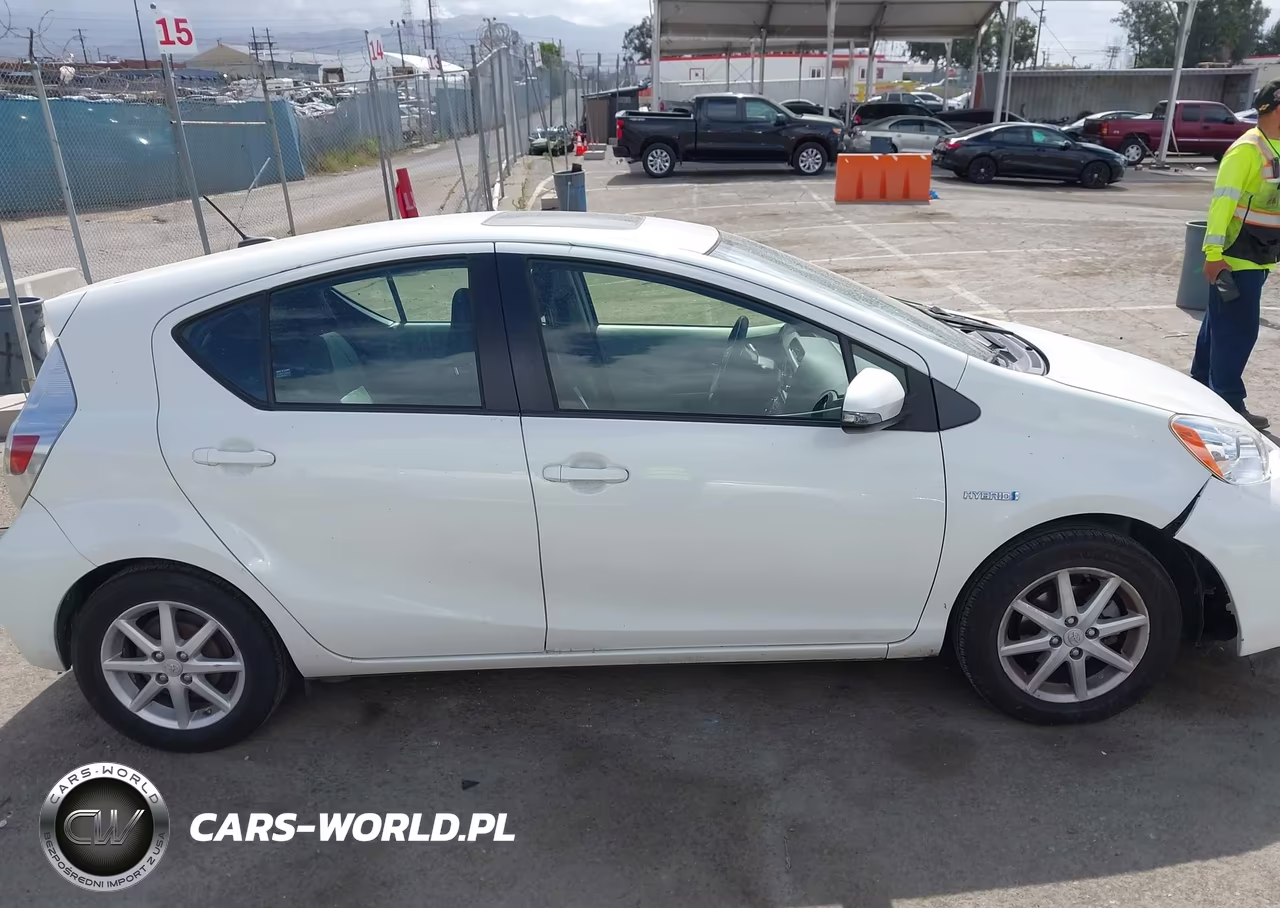 2014 Toyota Prius C Three VIN:JTDKDTB3XE1074985 - 14