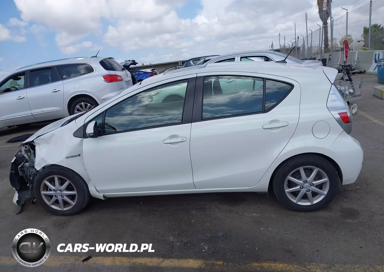 2014 Toyota Prius C Three VIN:JTDKDTB3XE1074985 - 15