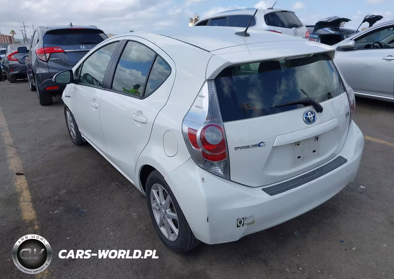 2014 Toyota Prius C Three VIN:JTDKDTB3XE1074985 - 3