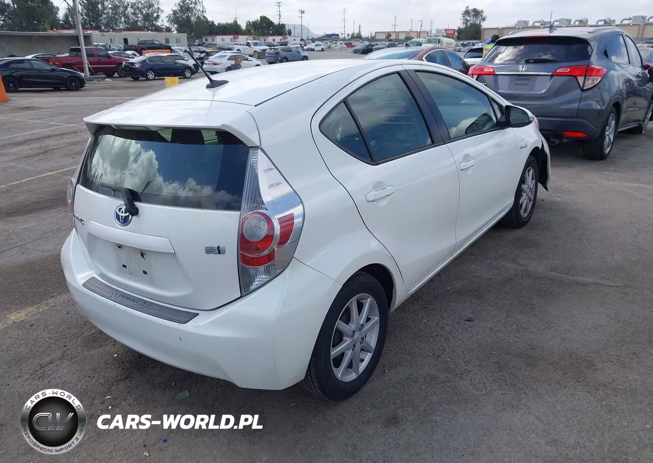 2014 Toyota Prius C Three VIN:JTDKDTB3XE1074985 - 4