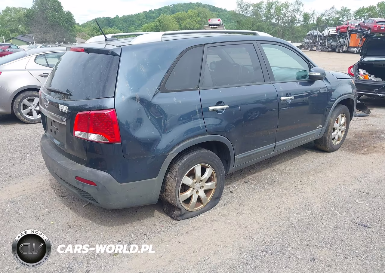 2011 Kia Sorento Lx VIN:5XYKTDA19BG130368 - 4