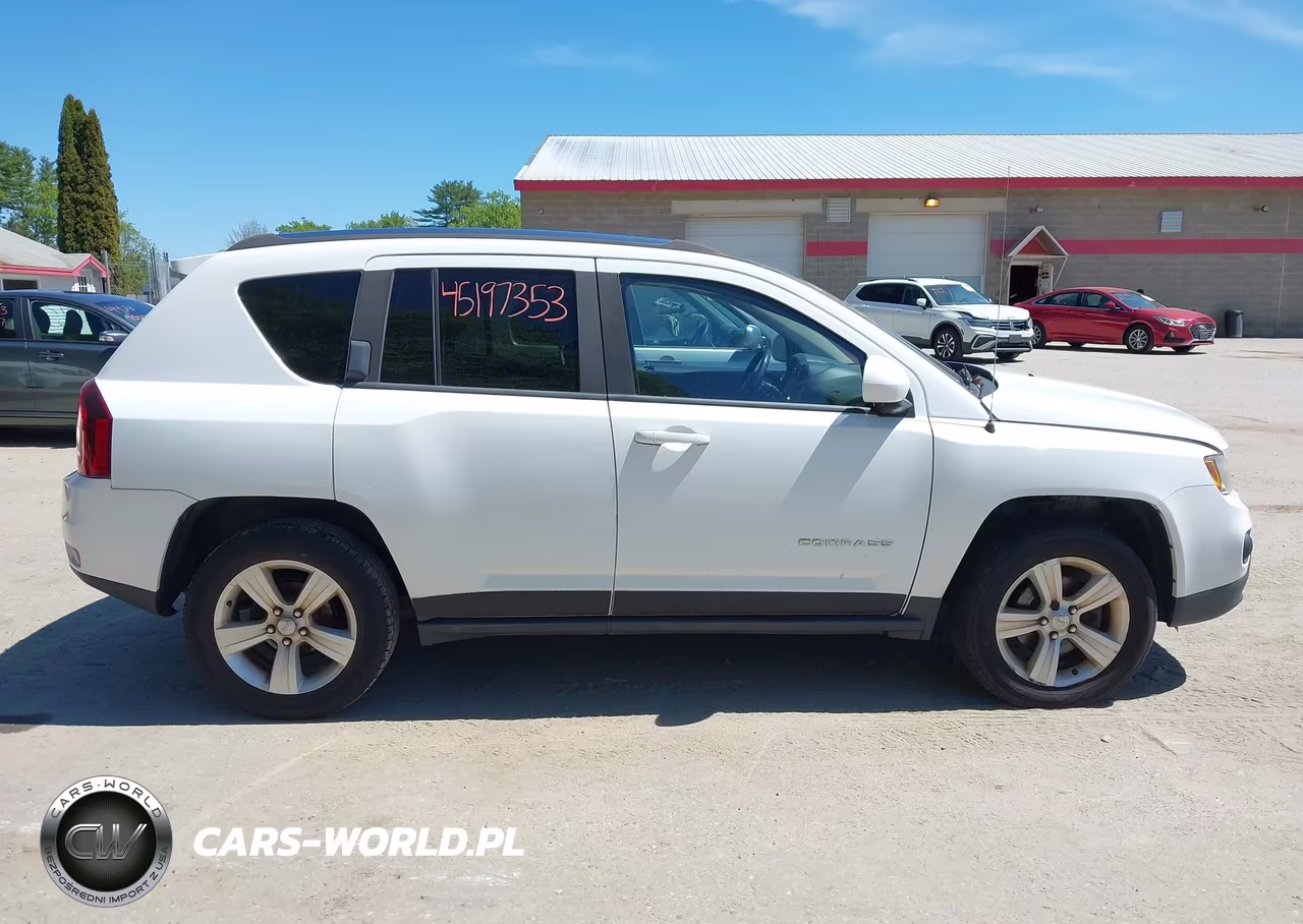 2014 Jeep Compass Latitude VIN:1C4NJDEB2ED784671 - 14