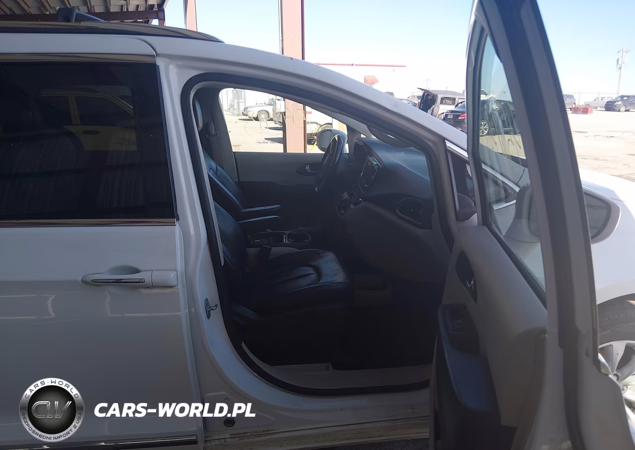 2019 Chrysler Pacifica Touring L VIN:2C4RC1BG5KR700751 - 5