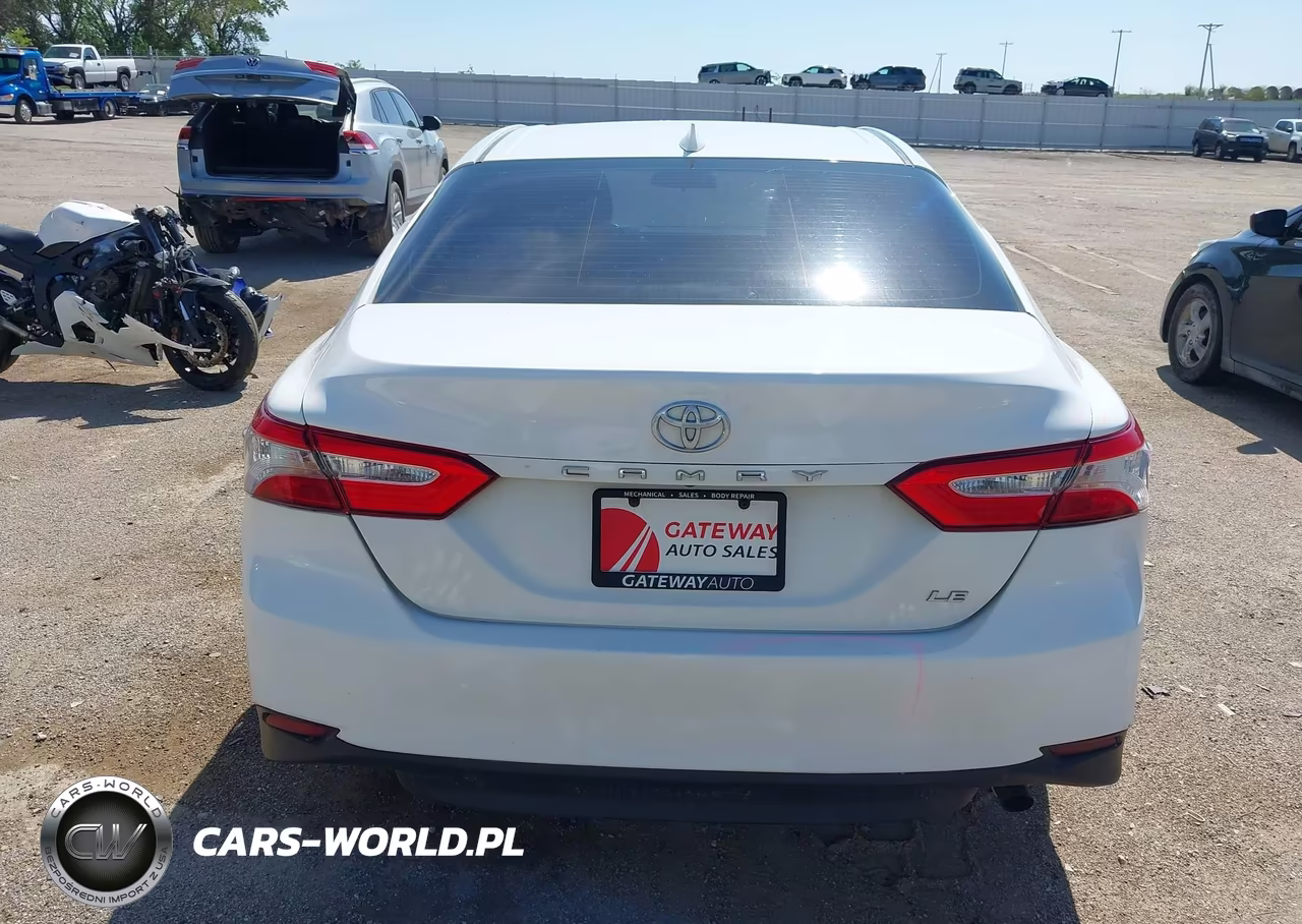 2019 Toyota Camry Le VIN:4T1B11HK3KU197724 - 17