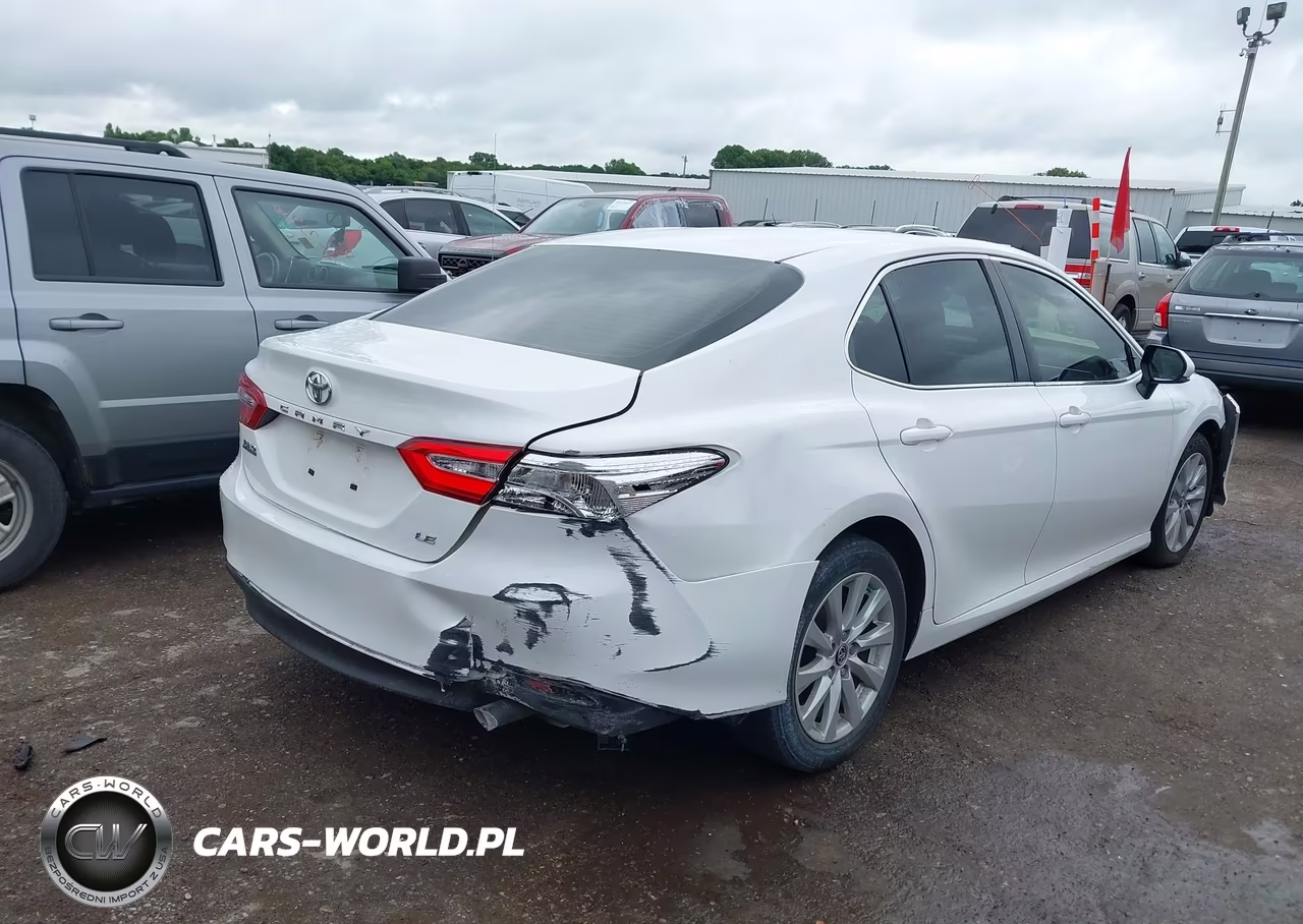 2018 Toyota Camry Le VIN:JTNB11HKXJ3006692 - 4