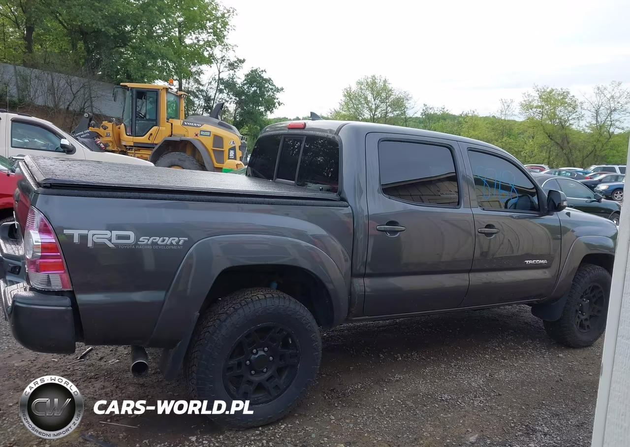 2015 Toyota Tacoma Base V6 VIN:3TMLU4EN6FM177381 - 13