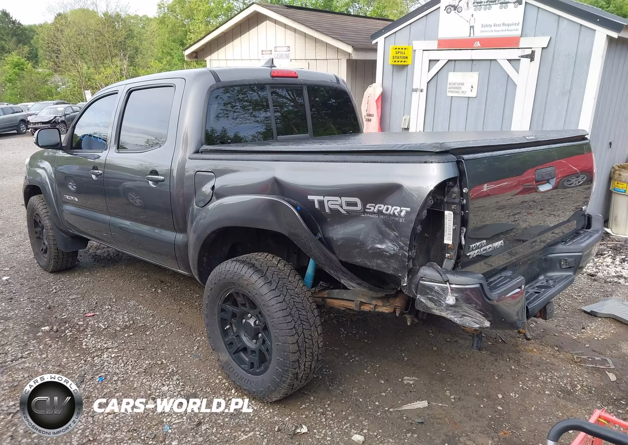 2015 Toyota Tacoma Base V6 VIN:3TMLU4EN6FM177381 - 3