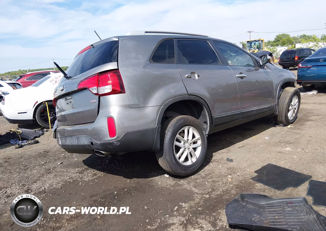2015 Kia Sorento Lx VIN:5XYKT4A67FG635584 - 4