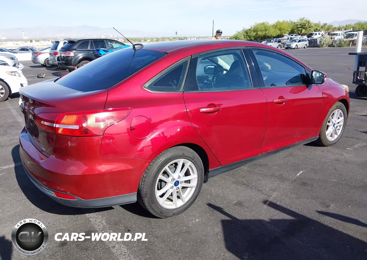 2017 Ford Focus Se VIN:1FADP3F29HL303950 - 4