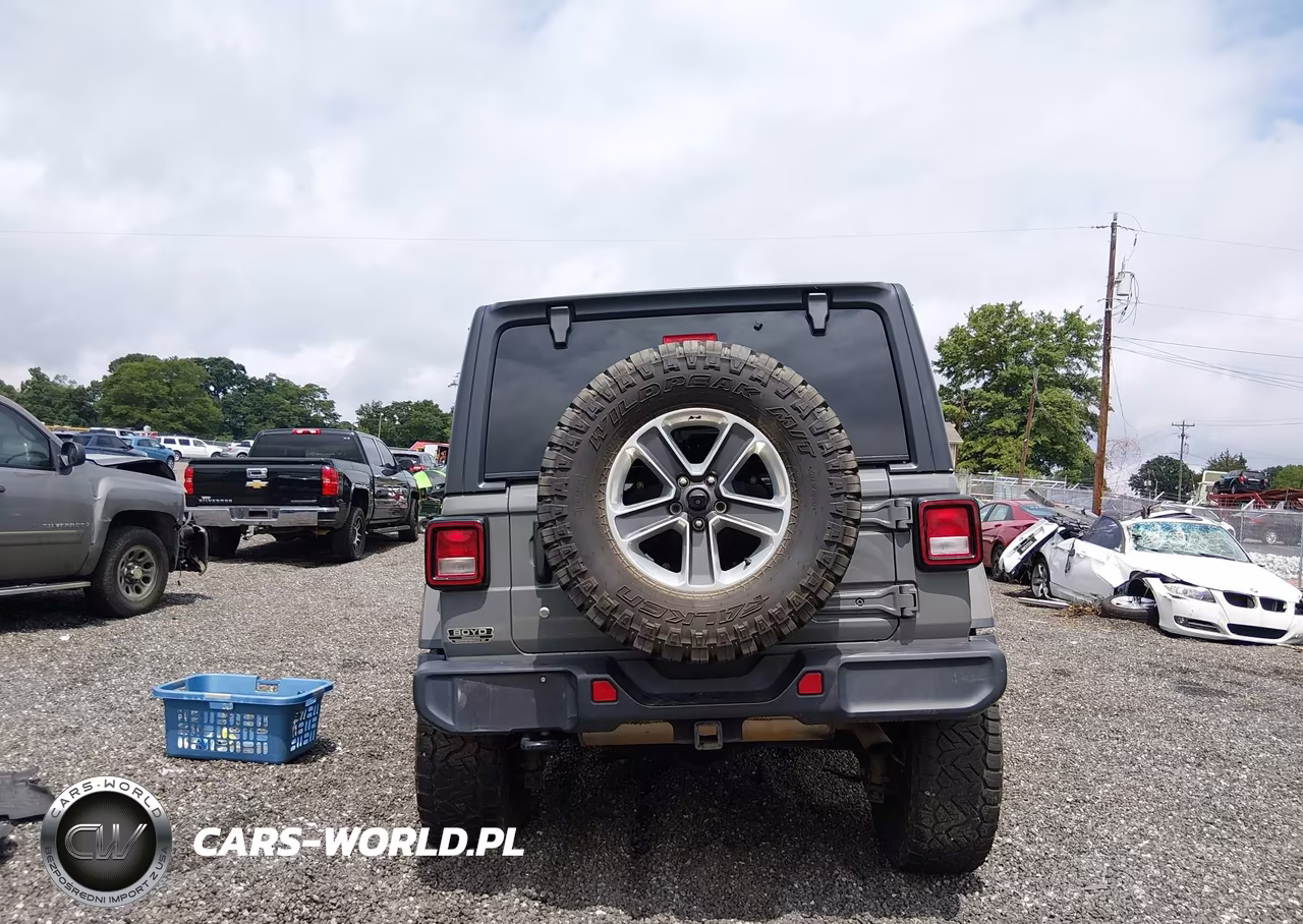 2019 Jeep Wrangler Unlimited Sahara 4X4 VIN:1C4HJXEN3KW592894 - 17