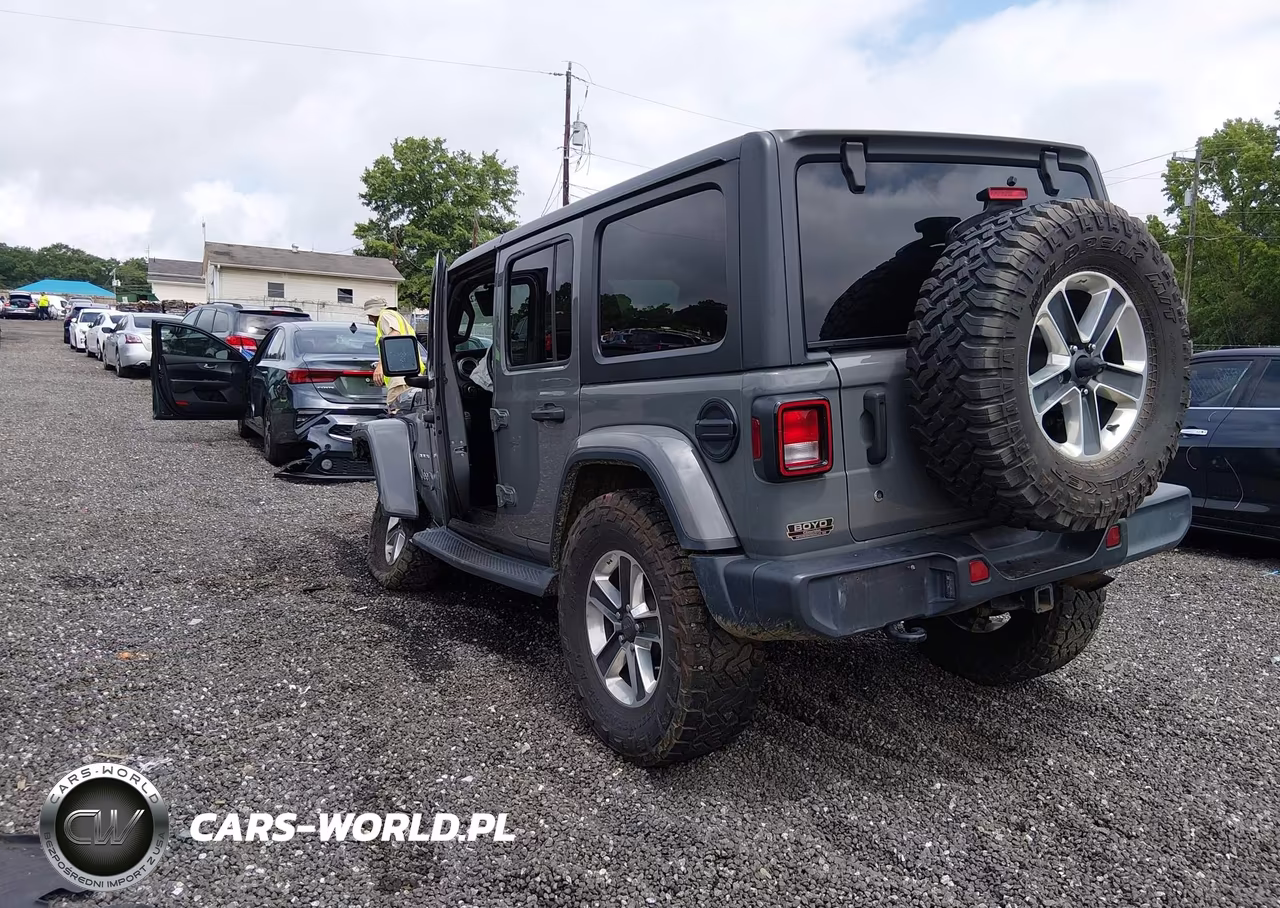 2019 Jeep Wrangler Unlimited Sahara 4X4 VIN:1C4HJXEN3KW592894 - 3