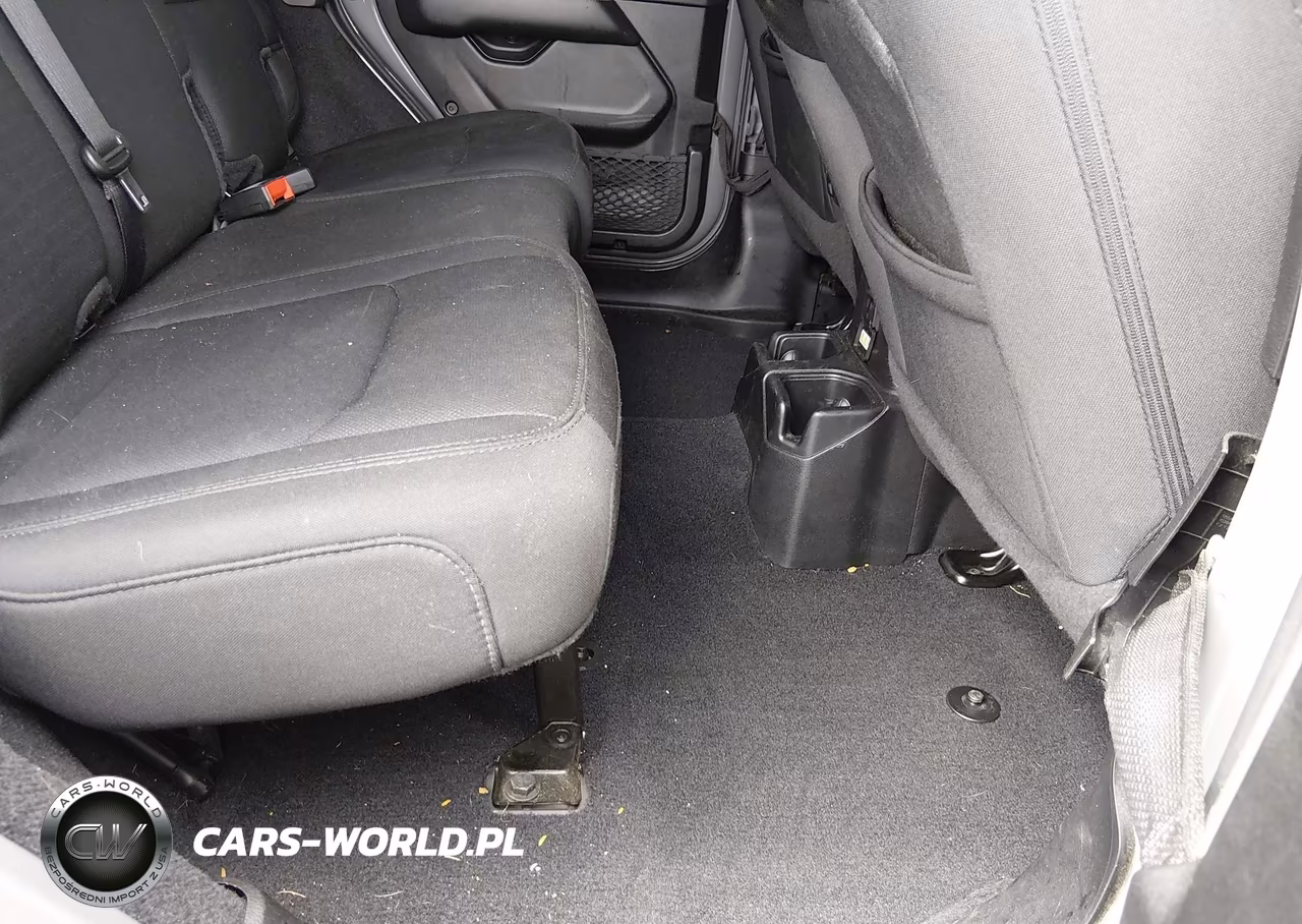 2019 Jeep Wrangler Unlimited Sahara 4X4 VIN:1C4HJXEN3KW592894 - 8