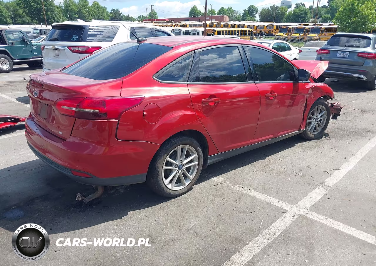 2018 Ford Focus Se VIN:1FADP3F23JL320037 - 4