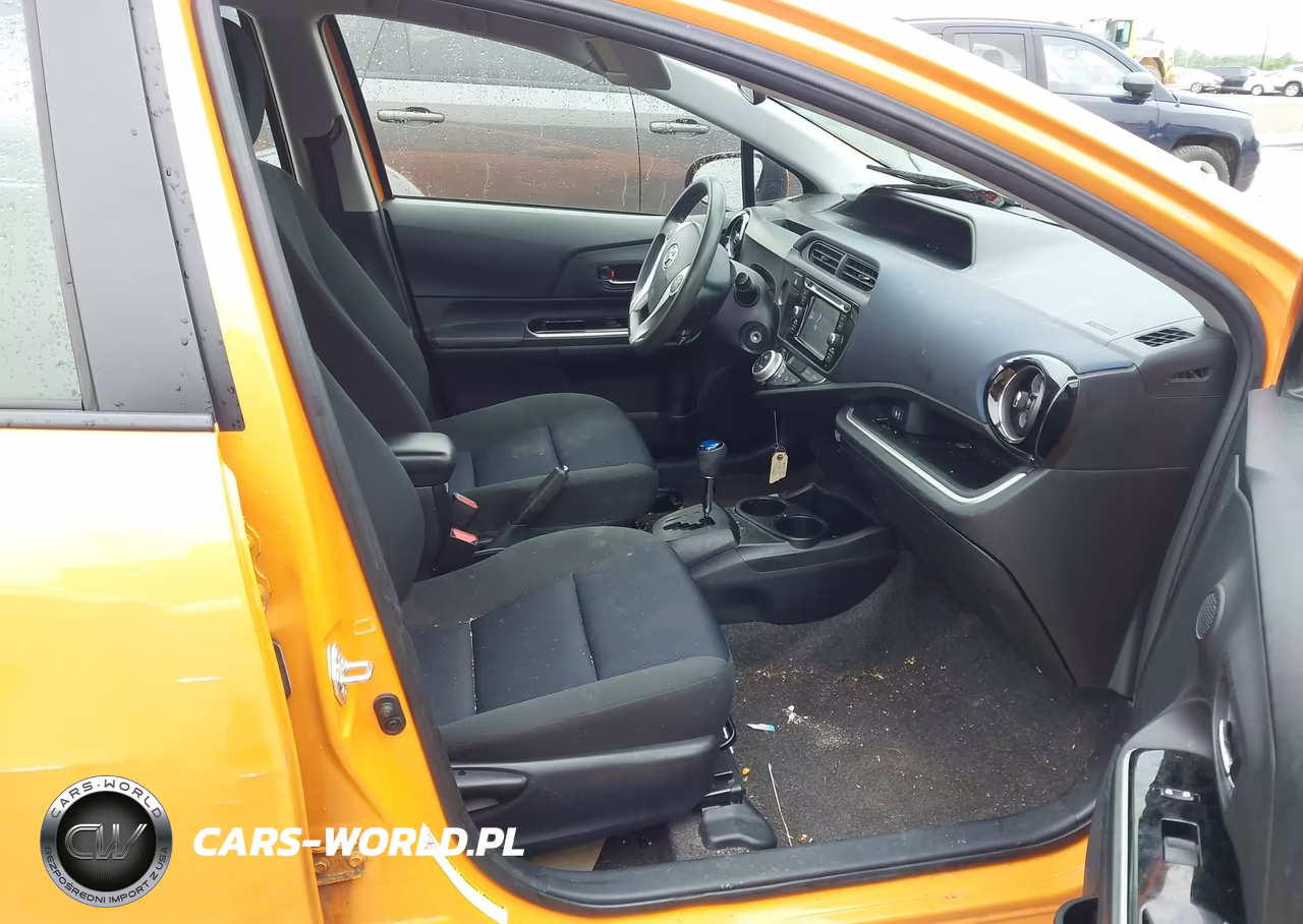 2015 Toyota Prius C Two VIN:JTDKDTB39F1092413 - 5