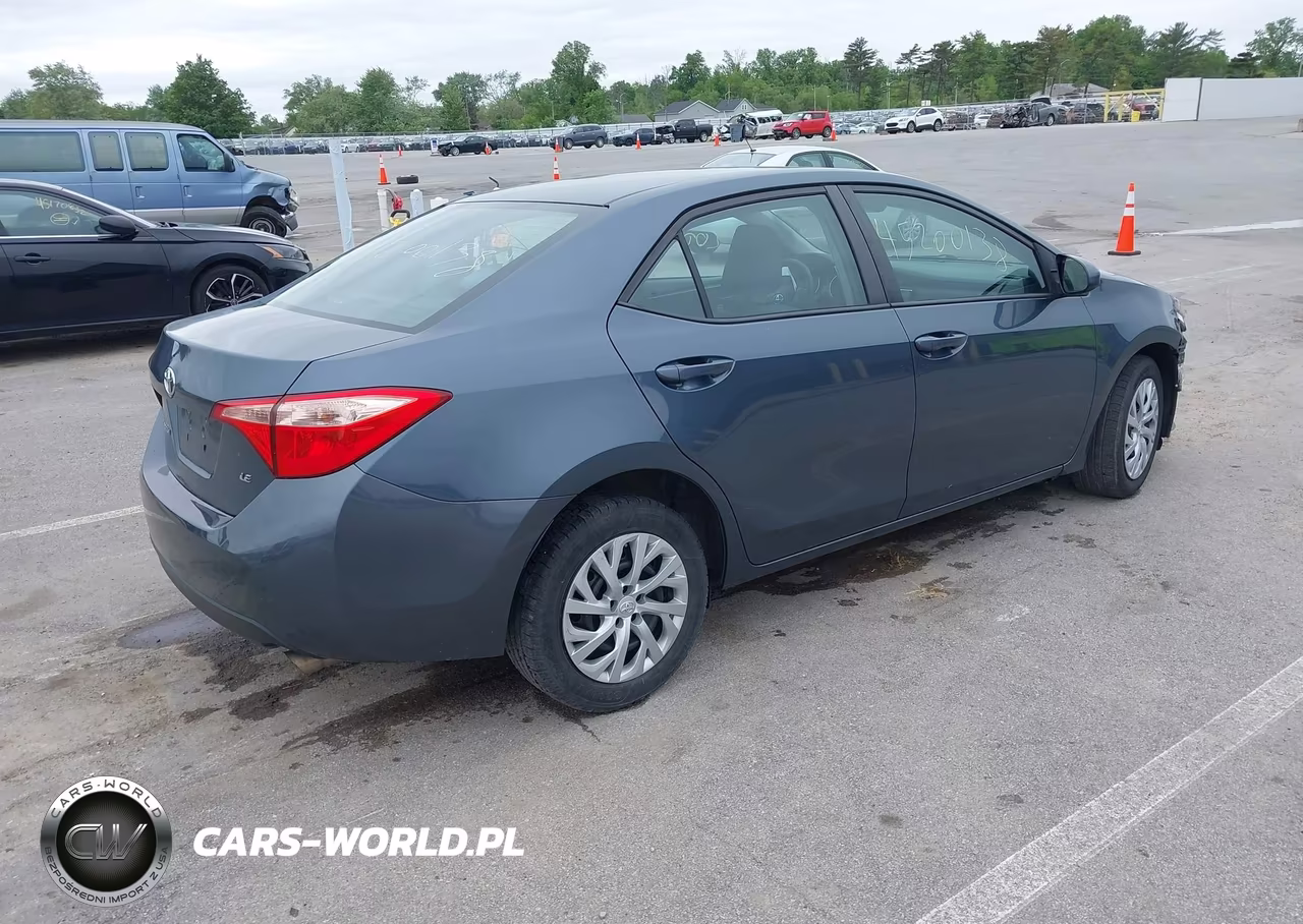 2018 Toyota Corolla Le VIN:2T1BURHE0JC067500 - 4