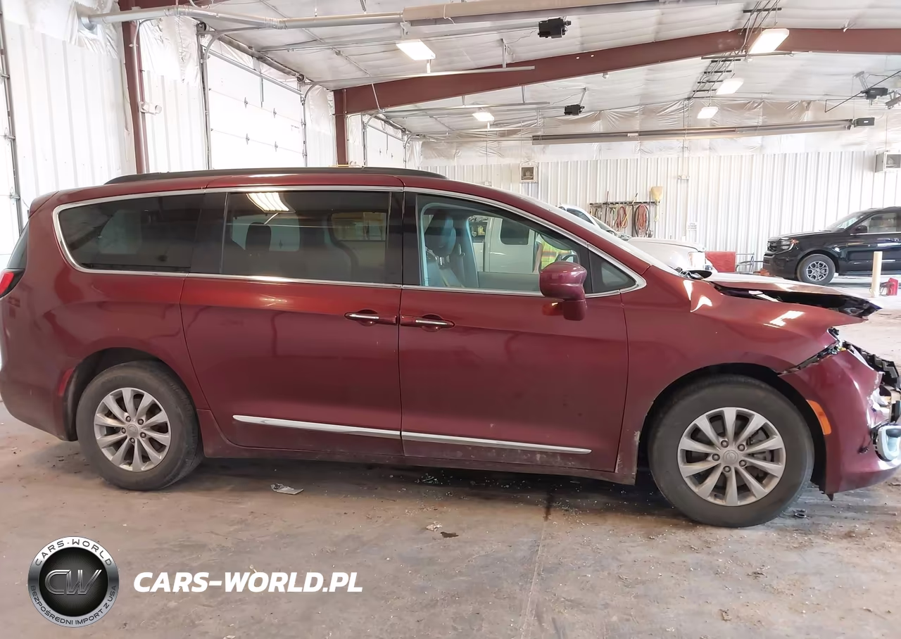 2017 Chrysler Pacifica Touring-L VIN:2C4RC1BGXHR576467 - 13