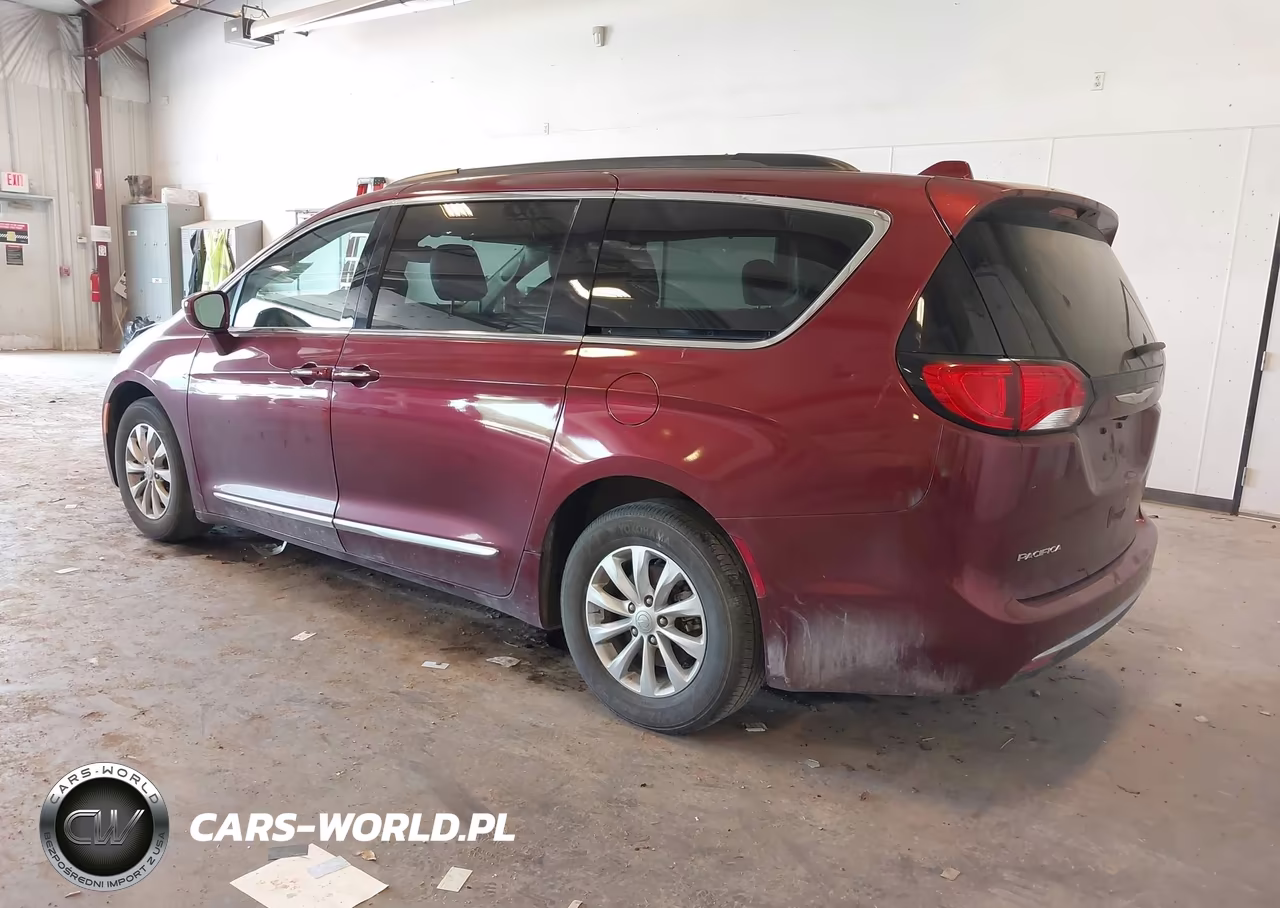 2017 Chrysler Pacifica Touring-L VIN:2C4RC1BGXHR576467 - 3