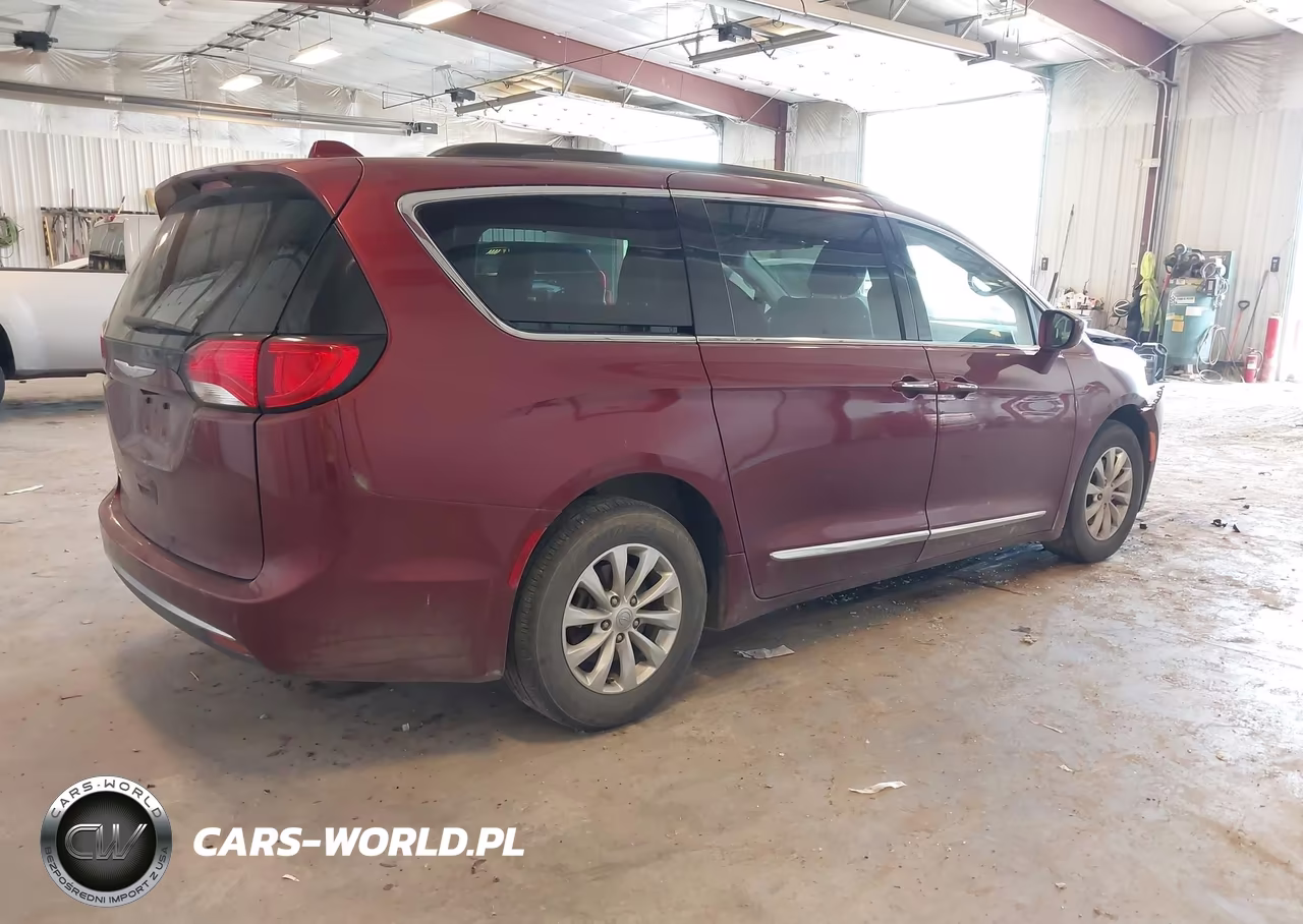 2017 Chrysler Pacifica Touring-L VIN:2C4RC1BGXHR576467 - 4