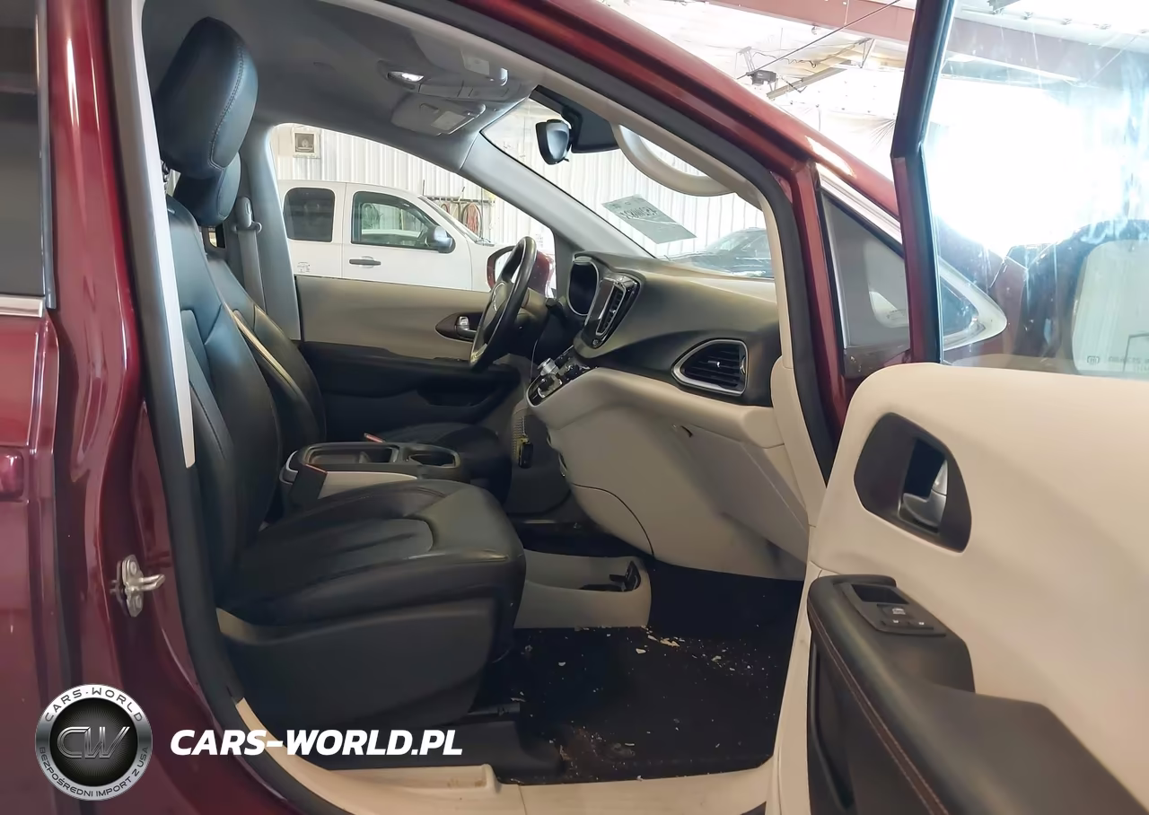 2017 Chrysler Pacifica Touring-L VIN:2C4RC1BGXHR576467 - 5