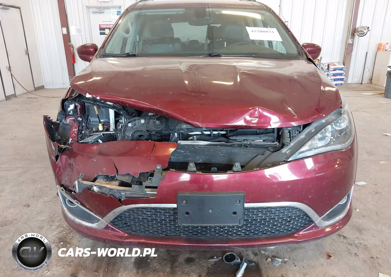 2017 Chrysler Pacifica Touring-L VIN:2C4RC1BGXHR576467 - 6