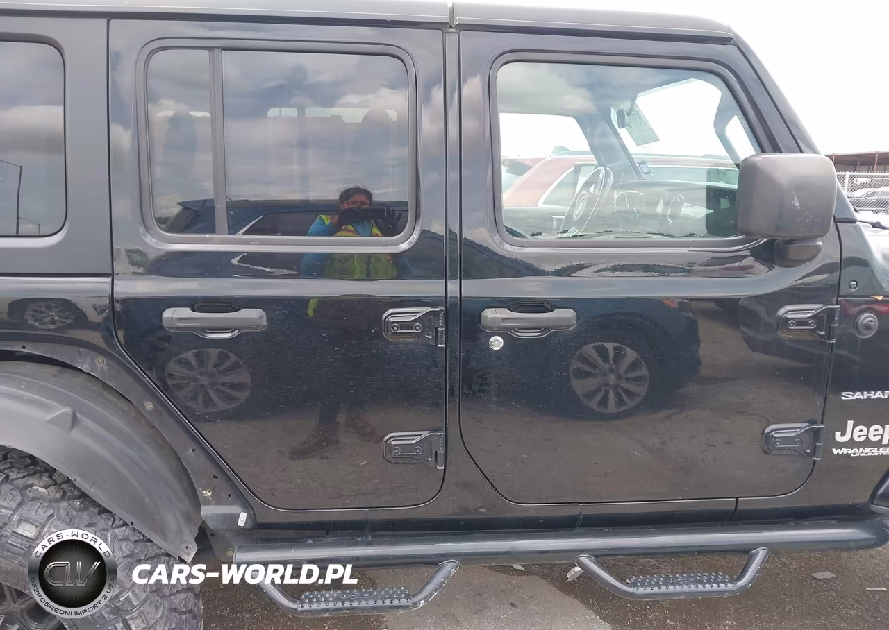 2019 Jeep Wrangler Unlimited Sahara 4X4 VIN:1C4HJXEN2KW595740 - 13