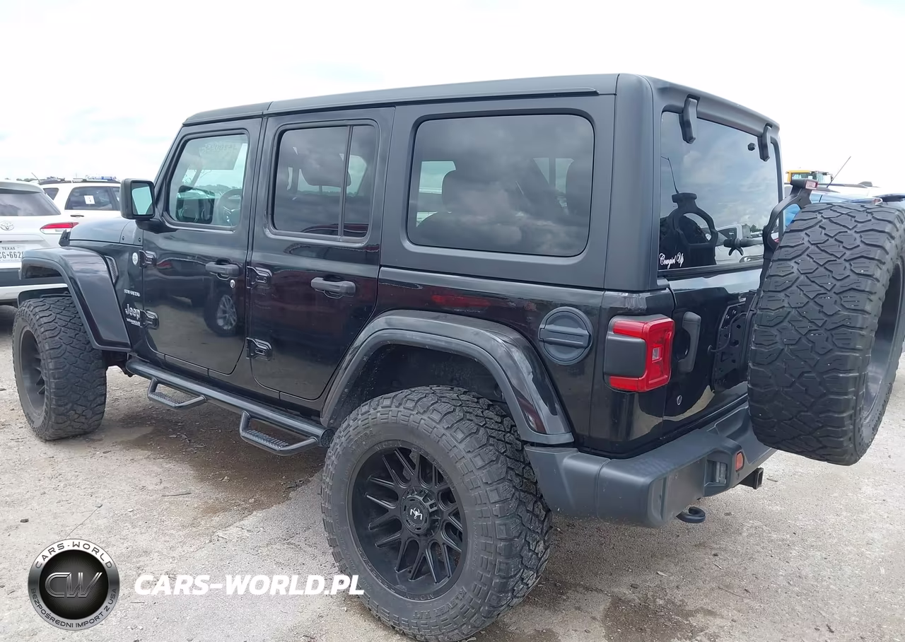 2019 Jeep Wrangler Unlimited Sahara 4X4 VIN:1C4HJXEN2KW595740 - 3