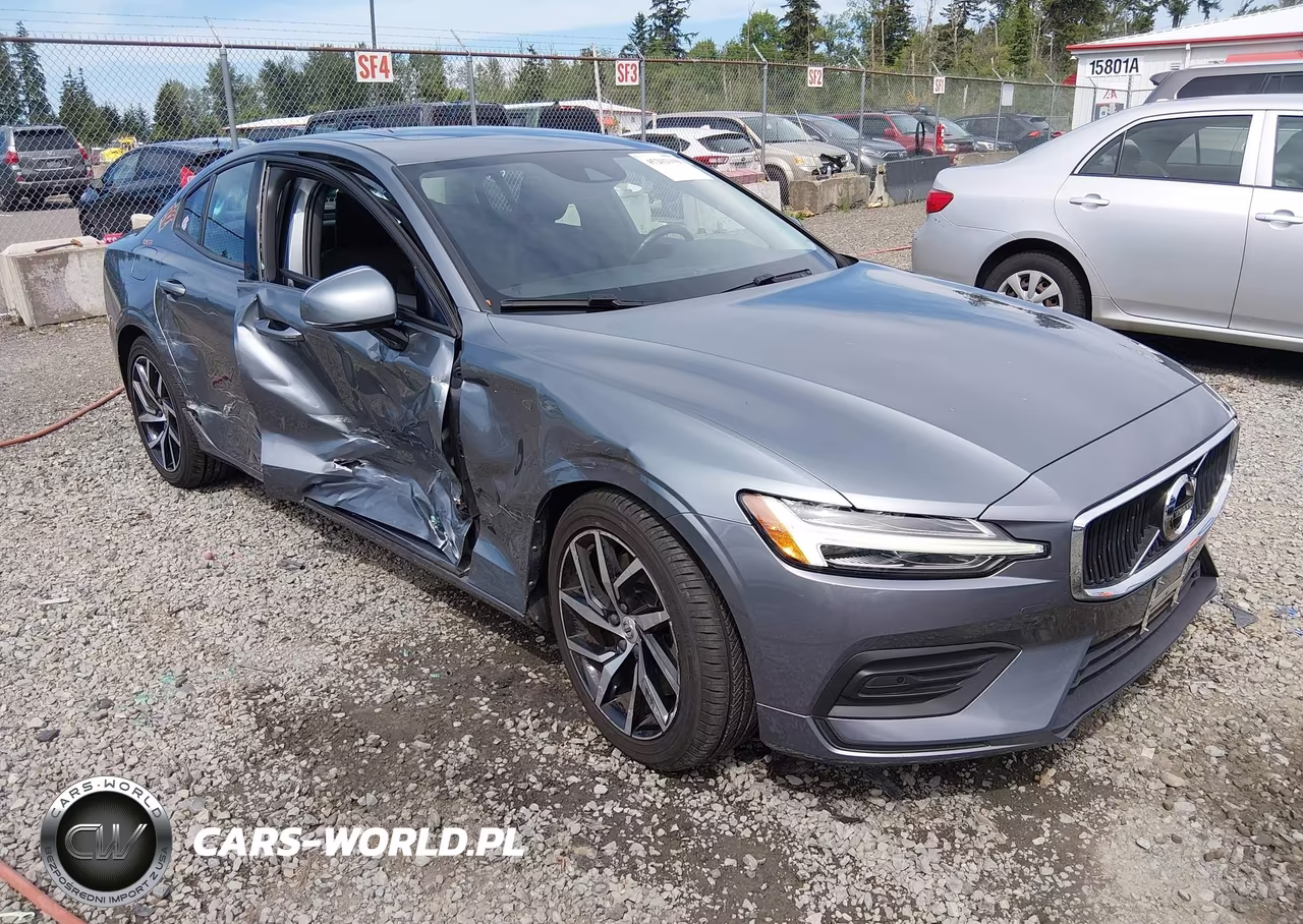 2020 Volvo S60 T6 Momentum – zdjęcie 1 z 18