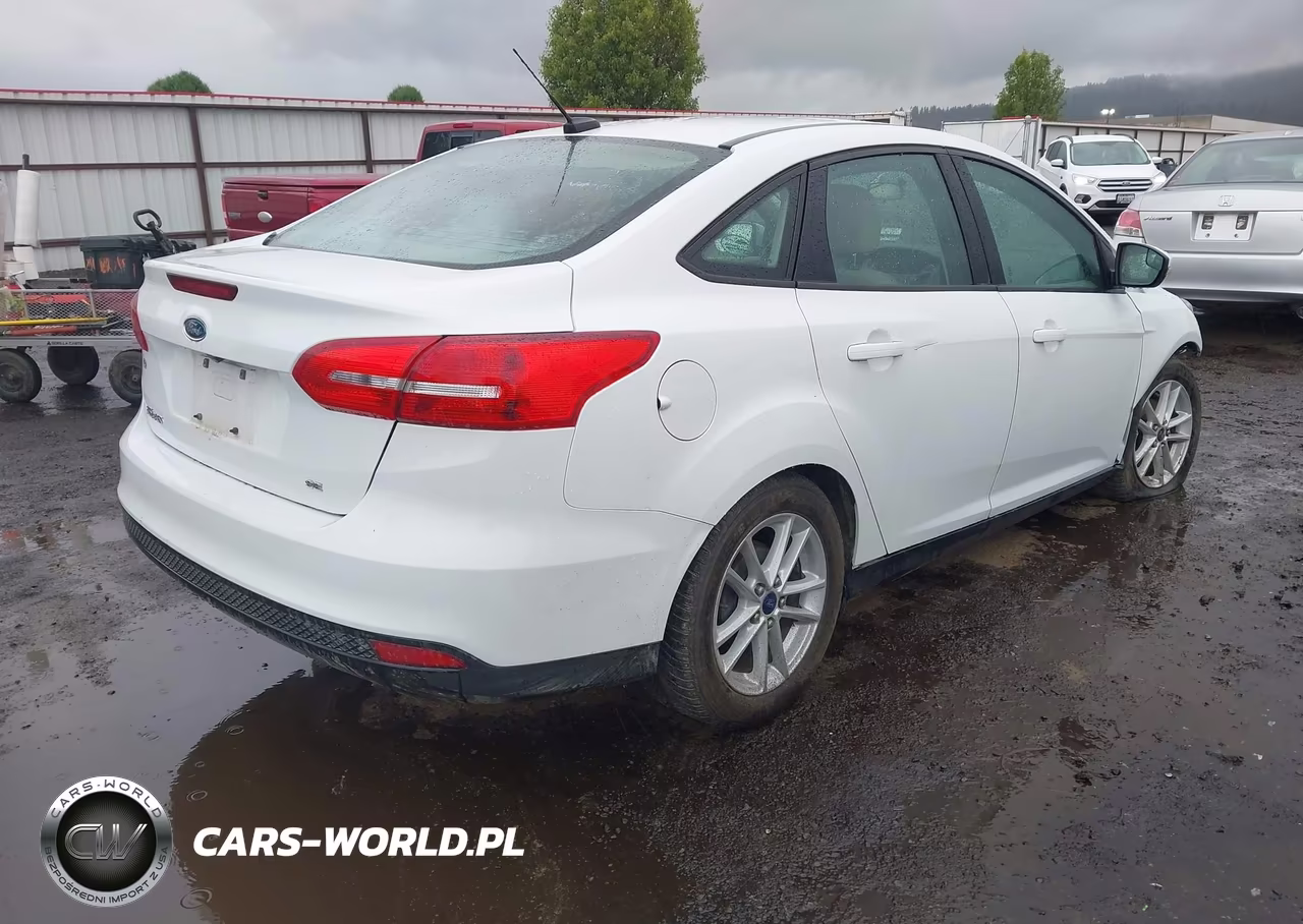 2015 Ford Focus Se VIN:1FADP3F22FL221894 - 4